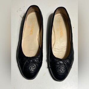 CHANEL Black Quilted Leather Cap-Toe Ballet Flats with CC Logo